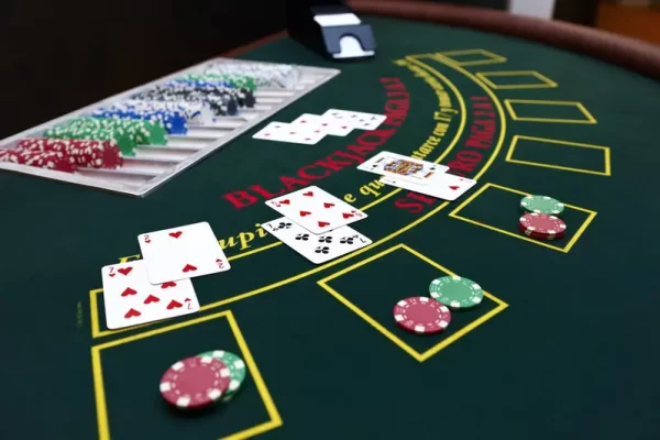 What is the difference between slots and baccarat?